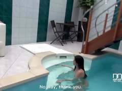 Lascivious Looks - A Cock Sucking Hottie At The Swimming Pool - PornWorld